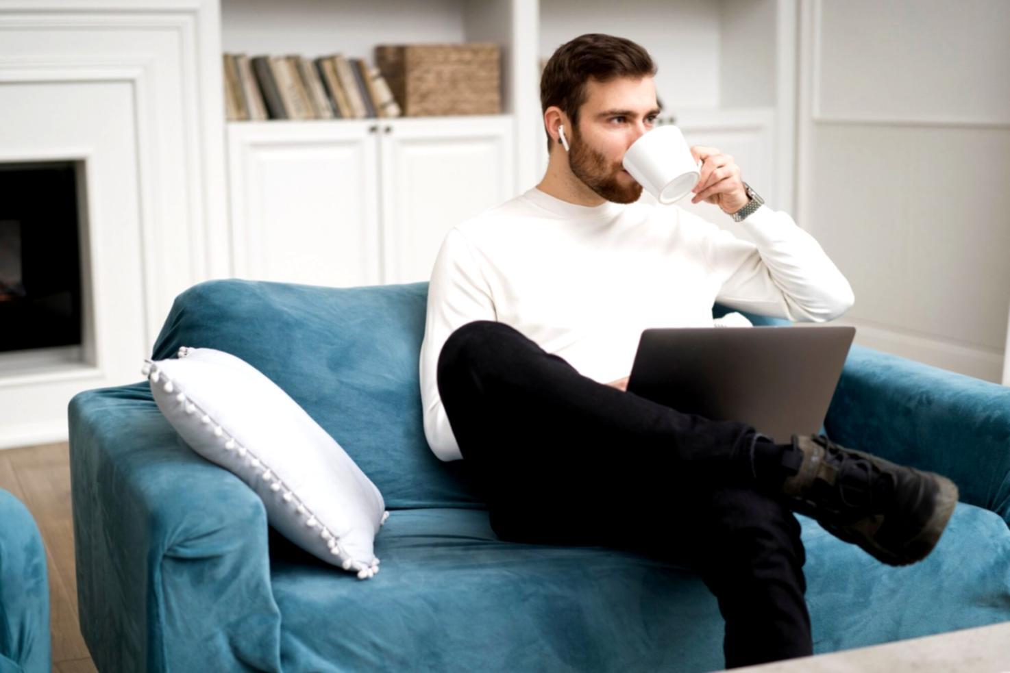 Participant travaillant sur son budget personnel avec des outils pédagogiques concrets