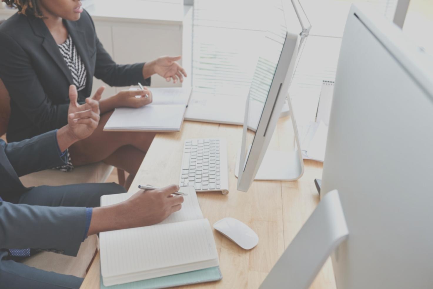 Espace de travail chaleureux pour la gestion financière