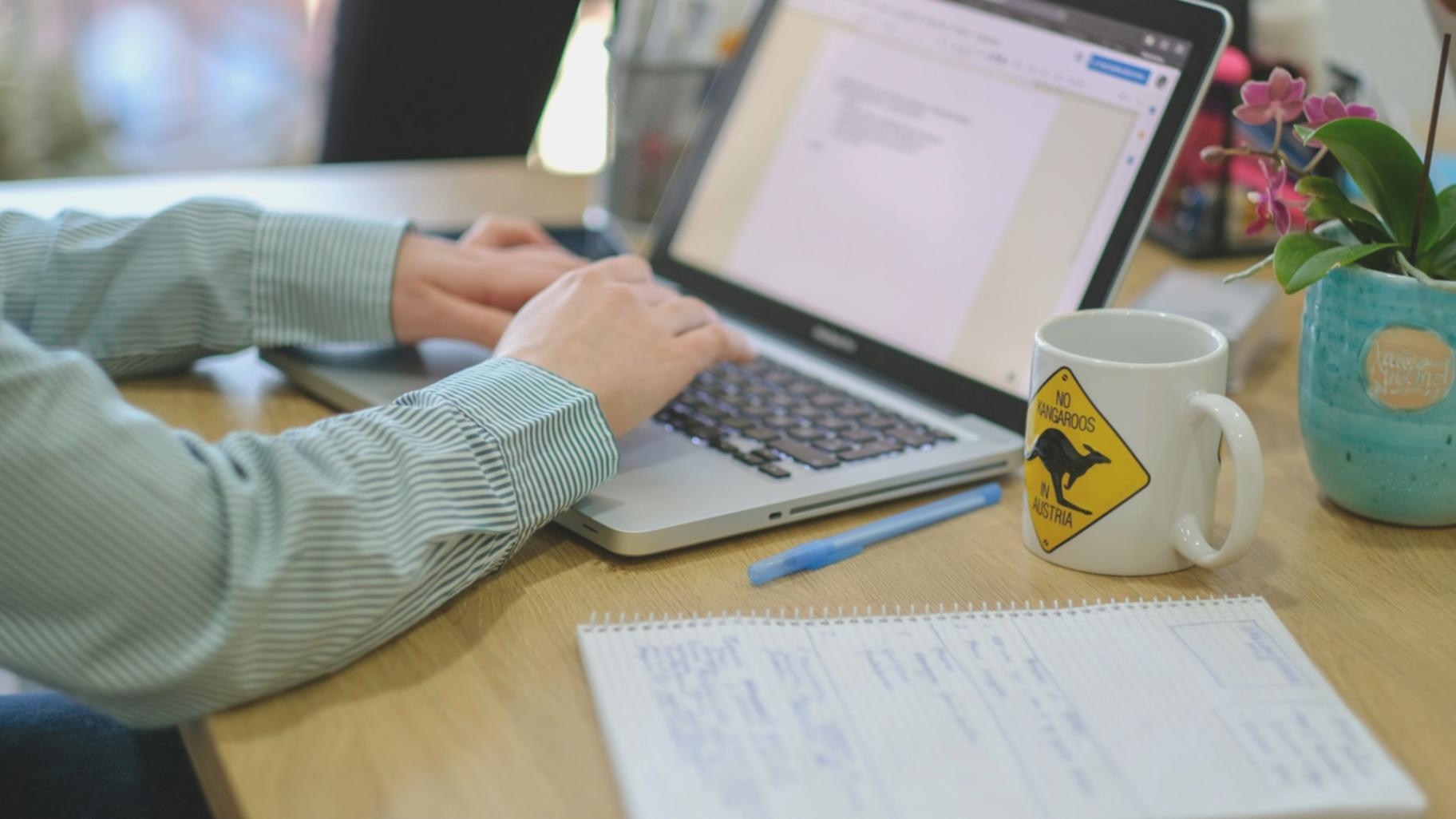 Espace de travail avec documents financiers et planification budgétaire